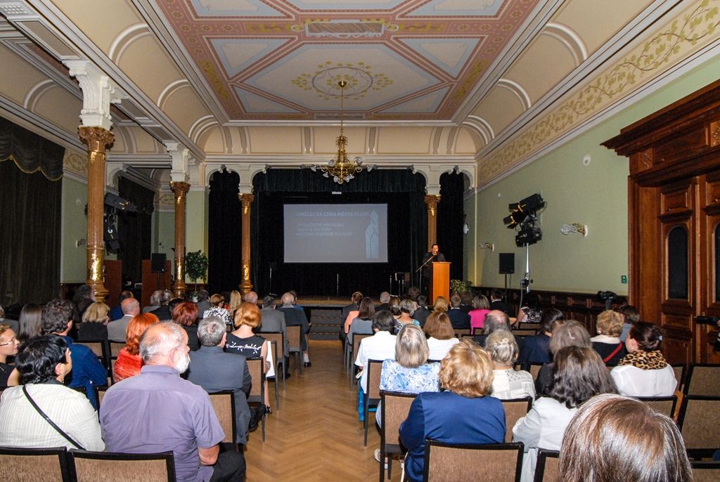Tanečník a choreograf Richard Ševčík, akademický sochař František Pelikán, firma Klotz a.s. a Plzeňská filharmonie, to jsou držitelé Umělecké ceny města Plzně za rok 2014. Ocenění za uměleckou činnost, dílo nebo kulturní počin, které významně obohatily kulturní dění a rozvoj Plzně a přispěly k posílení jejího dobrého jména, uděluje krajská metropole od roku 2013. Laureátům cenu ve středu slavnostně předali náměstci primátora města Plzně Martin Baxa, Eva Herinková a Petr Náhlík. (foto: 16.9.2015)