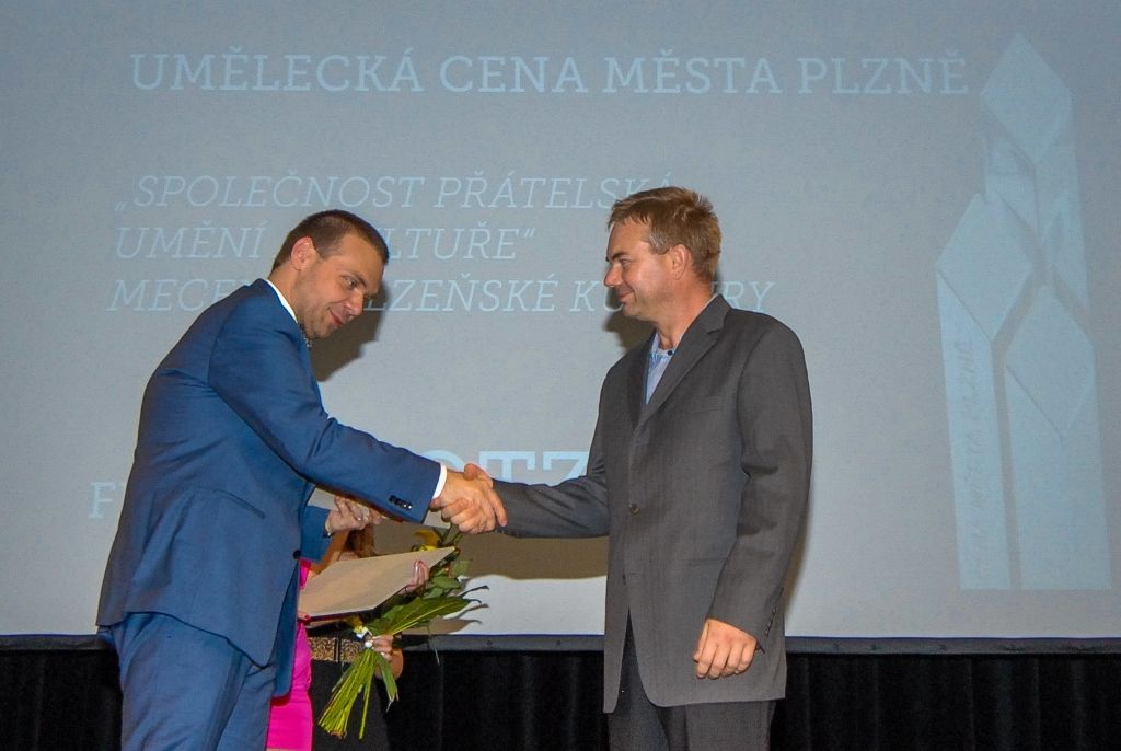 Tanečník a choreograf Richard Ševčík, akademický sochař František Pelikán, firma Klotz a.s. a Plzeňská filharmonie, to jsou držitelé Umělecké ceny města Plzně za rok 2014. Ocenění za uměleckou činnost, dílo nebo kulturní počin, které významně obohatily kulturní dění a rozvoj Plzně a přispěly k posílení jejího dobrého jména, uděluje krajská metropole od roku 2013. Laureátům cenu ve středu slavnostně předali náměstci primátora města Plzně Martin Baxa, Eva Herinková a Petr Náhlík. (foto: 16.9.2015)