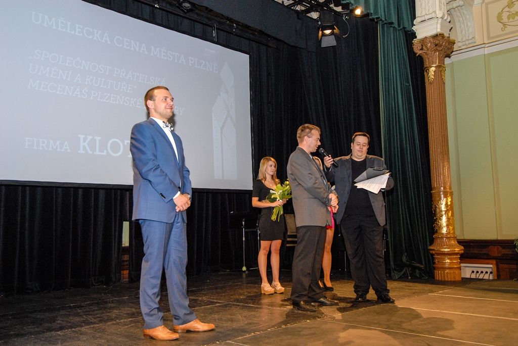 Tanečník a choreograf Richard Ševčík, akademický sochař František Pelikán, firma Klotz a.s. a Plzeňská filharmonie, to jsou držitelé Umělecké ceny města Plzně za rok 2014. Ocenění za uměleckou činnost, dílo nebo kulturní počin, které významně obohatily kulturní dění a rozvoj Plzně a přispěly k posílení jejího dobrého jména, uděluje krajská metropole od roku 2013. Laureátům cenu ve středu slavnostně předali náměstci primátora města Plzně Martin Baxa, Eva Herinková a Petr Náhlík. (foto: 16.9.2015)