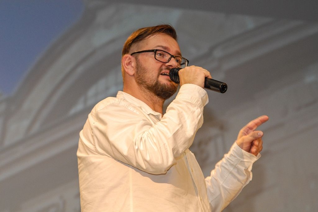 Tanečník a choreograf Richard Ševčík, akademický sochař František Pelikán, firma Klotz a.s. a Plzeňská filharmonie, to jsou držitelé Umělecké ceny města Plzně za rok 2014. Ocenění za uměleckou činnost, dílo nebo kulturní počin, které významně obohatily kulturní dění a rozvoj Plzně a přispěly k posílení jejího dobrého jména, uděluje krajská metropole od roku 2013. Laureátům cenu ve středu slavnostně předali náměstci primátora města Plzně Martin Baxa, Eva Herinková a Petr Náhlík. (foto: 16.9.2015)
