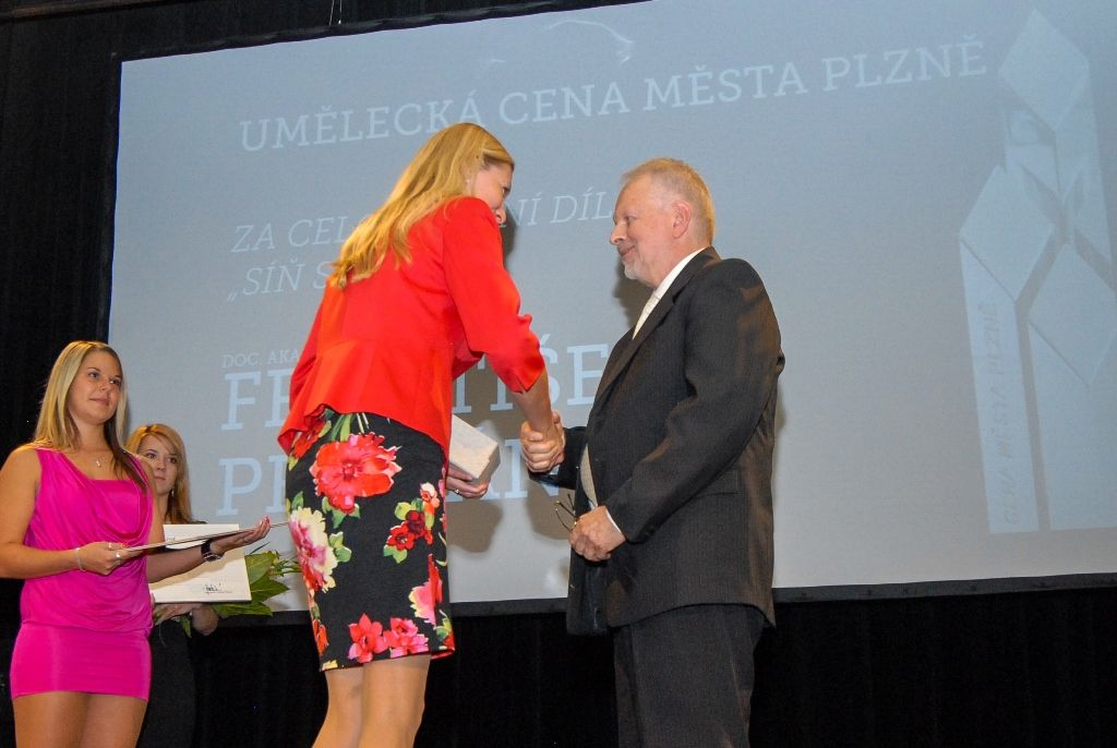 Tanečník a choreograf Richard Ševčík, akademický sochař František Pelikán, firma Klotz a.s. a Plzeňská filharmonie, to jsou držitelé Umělecké ceny města Plzně za rok 2014. Ocenění za uměleckou činnost, dílo nebo kulturní počin, které významně obohatily kulturní dění a rozvoj Plzně a přispěly k posílení jejího dobrého jména, uděluje krajská metropole od roku 2013. Laureátům cenu ve středu slavnostně předali náměstci primátora města Plzně Martin Baxa, Eva Herinková a Petr Náhlík. (foto: 16.9.2015)