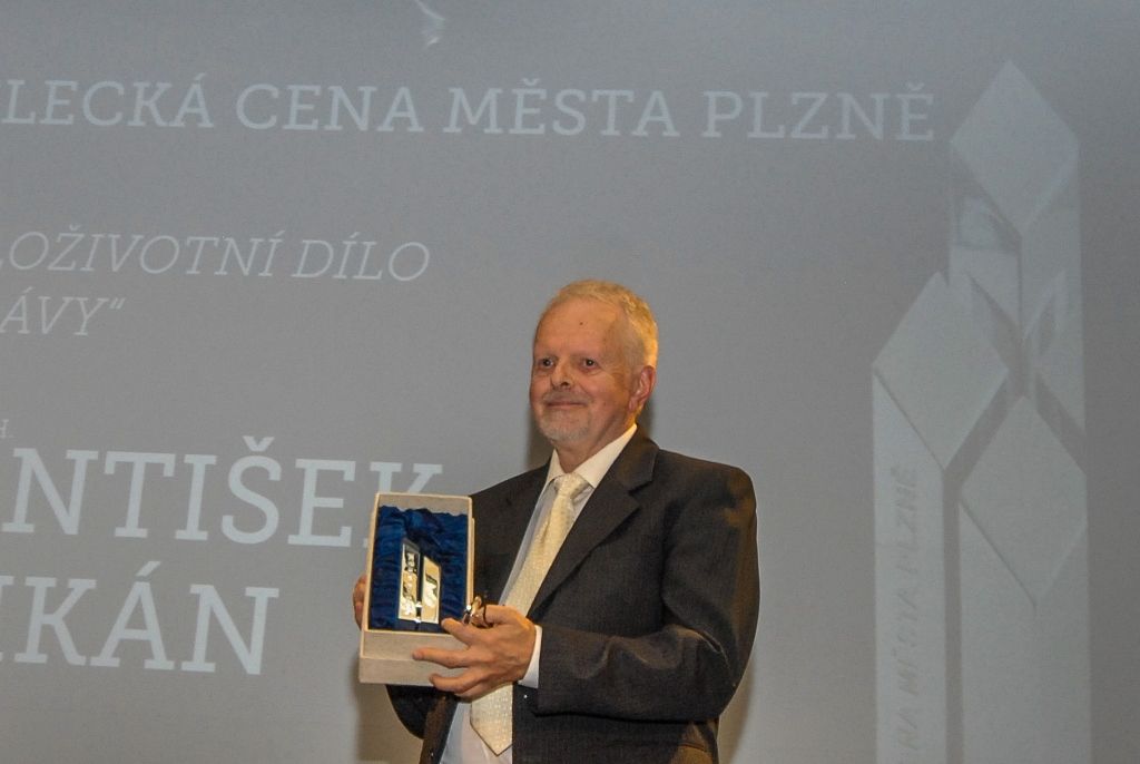 Tanečník a choreograf Richard Ševčík, akademický sochař František Pelikán, firma Klotz a.s. a Plzeňská filharmonie, to jsou držitelé Umělecké ceny města Plzně za rok 2014. Ocenění za uměleckou činnost, dílo nebo kulturní počin, které významně obohatily kulturní dění a rozvoj Plzně a přispěly k posílení jejího dobrého jména, uděluje krajská metropole od roku 2013. Laureátům cenu ve středu slavnostně předali náměstci primátora města Plzně Martin Baxa, Eva Herinková a Petr Náhlík. (foto: 16.9.2015)