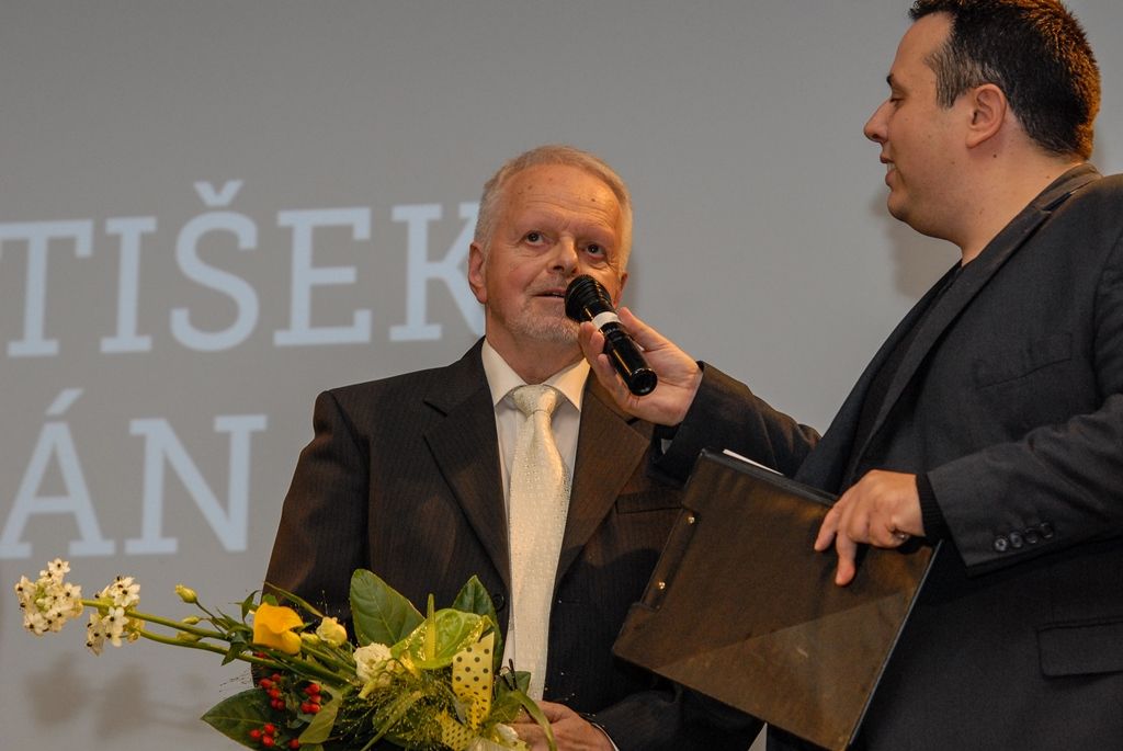 Tanečník a choreograf Richard Ševčík, akademický sochař František Pelikán, firma Klotz a.s. a Plzeňská filharmonie, to jsou držitelé Umělecké ceny města Plzně za rok 2014. Ocenění za uměleckou činnost, dílo nebo kulturní počin, které významně obohatily kulturní dění a rozvoj Plzně a přispěly k posílení jejího dobrého jména, uděluje krajská metropole od roku 2013. Laureátům cenu ve středu slavnostně předali náměstci primátora města Plzně Martin Baxa, Eva Herinková a Petr Náhlík. (foto: 16.9.2015)