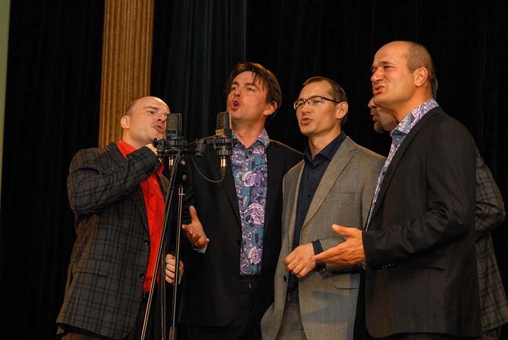 Tanečník a choreograf Richard Ševčík, akademický sochař František Pelikán, firma Klotz a.s. a Plzeňská filharmonie, to jsou držitelé Umělecké ceny města Plzně za rok 2014. Ocenění za uměleckou činnost, dílo nebo kulturní počin, které významně obohatily kulturní dění a rozvoj Plzně a přispěly k posílení jejího dobrého jména, uděluje krajská metropole od roku 2013. Laureátům cenu ve středu slavnostně předali náměstci primátora města Plzně Martin Baxa, Eva Herinková a Petr Náhlík. (foto: 16.9.2015)