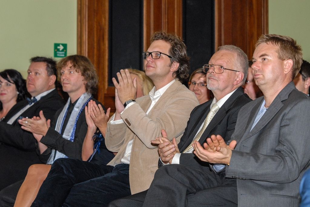 Tanečník a choreograf Richard Ševčík, akademický sochař František Pelikán, firma Klotz a.s. a Plzeňská filharmonie, to jsou držitelé Umělecké ceny města Plzně za rok 2014. Ocenění za uměleckou činnost, dílo nebo kulturní počin, které významně obohatily kulturní dění a rozvoj Plzně a přispěly k posílení jejího dobrého jména, uděluje krajská metropole od roku 2013. Laureátům cenu ve středu slavnostně předali náměstci primátora města Plzně Martin Baxa, Eva Herinková a Petr Náhlík. (foto: 16.9.2015)