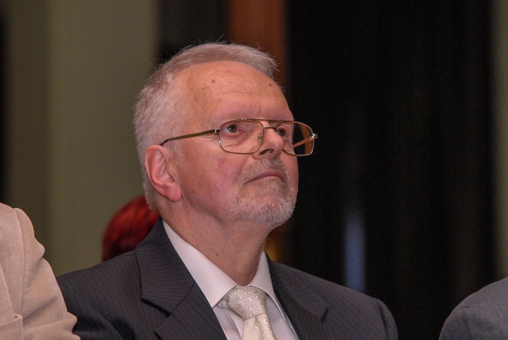 Tanečník a choreograf Richard Ševčík, akademický sochař František Pelikán, firma Klotz a.s. a Plzeňská filharmonie, to jsou držitelé Umělecké ceny města Plzně za rok 2014. Ocenění za uměleckou činnost, dílo nebo kulturní počin, které významně obohatily kulturní dění a rozvoj Plzně a přispěly k posílení jejího dobrého jména, uděluje krajská metropole od roku 2013. Laureátům cenu ve středu slavnostně předali náměstci primátora města Plzně Martin Baxa, Eva Herinková a Petr Náhlík. (foto: 16.9.2015)