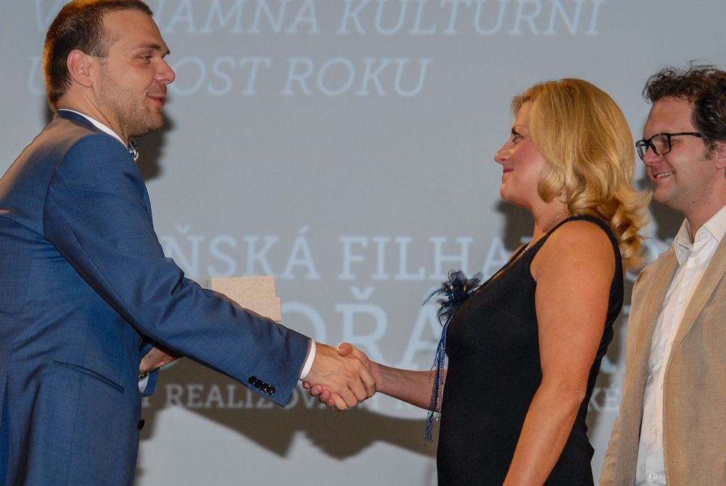 Tanečník a choreograf Richard Ševčík, akademický sochař František Pelikán, firma Klotz a.s. a Plzeňská filharmonie, to jsou držitelé Umělecké ceny města Plzně za rok 2014. Ocenění za uměleckou činnost, dílo nebo kulturní počin, které významně obohatily kulturní dění a rozvoj Plzně a přispěly k posílení jejího dobrého jména, uděluje krajská metropole od roku 2013. Laureátům cenu ve středu slavnostně předali náměstci primátora města Plzně Martin Baxa, Eva Herinková a Petr Náhlík. (foto: 16.9.2015)