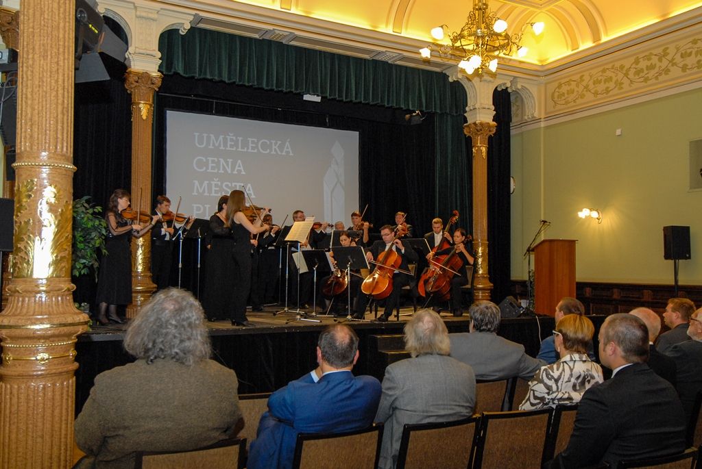 Tanečník a choreograf Richard Ševčík, akademický sochař František Pelikán, firma Klotz a.s. a Plzeňská filharmonie, to jsou držitelé Umělecké ceny města Plzně za rok 2014. Ocenění za uměleckou činnost, dílo nebo kulturní počin, které významně obohatily kulturní dění a rozvoj Plzně a přispěly k posílení jejího dobrého jména, uděluje krajská metropole od roku 2013. Laureátům cenu ve středu slavnostně předali náměstci primátora města Plzně Martin Baxa, Eva Herinková a Petr Náhlík. (foto: 16.9.2015)