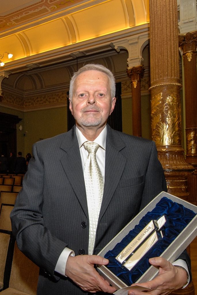Tanečník a choreograf Richard Ševčík, akademický sochař František Pelikán, firma Klotz a.s. a Plzeňská filharmonie, to jsou držitelé Umělecké ceny města Plzně za rok 2014. Ocenění za uměleckou činnost, dílo nebo kulturní počin, které významně obohatily kulturní dění a rozvoj Plzně a přispěly k posílení jejího dobrého jména, uděluje krajská metropole od roku 2013. Laureátům cenu ve středu slavnostně předali náměstci primátora města Plzně Martin Baxa, Eva Herinková a Petr Náhlík. (foto: 16.9.2015)