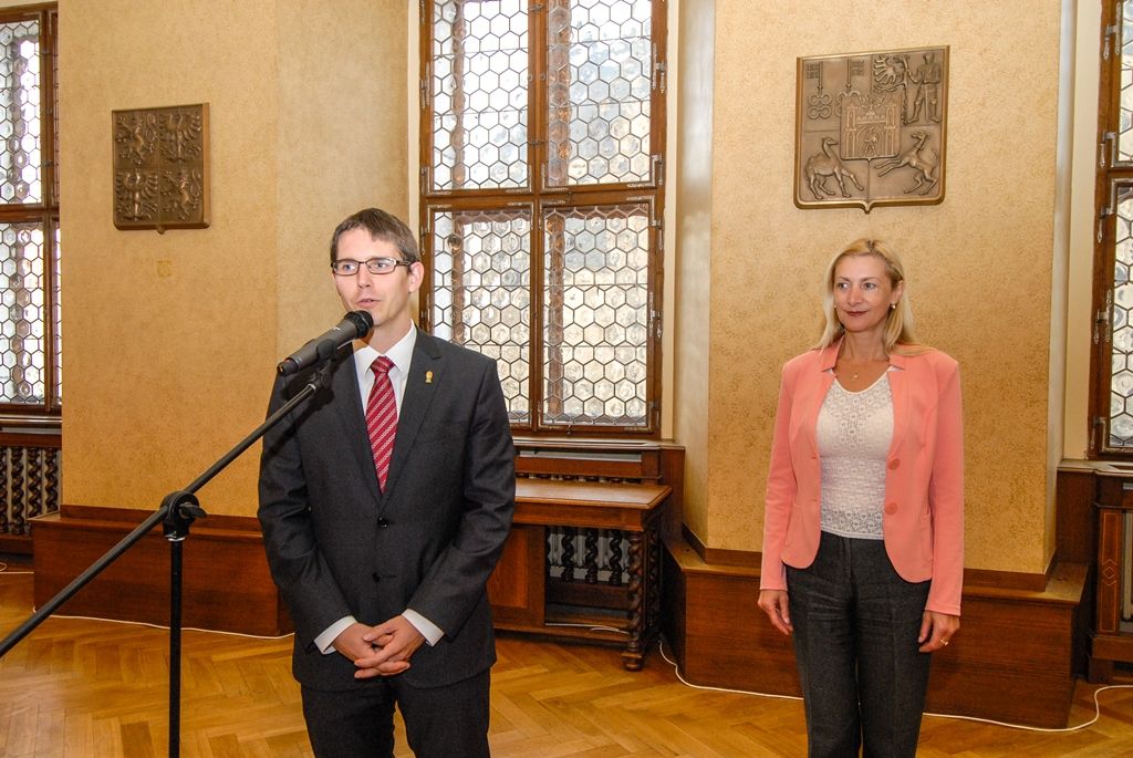 „Pro Plzeň je tento rok mimořádným, tím je mimořádným i pro nás,“ uvedla dnes (18.9.2015) první náměstkyně primátora města Regensburg Gertrud Maltz-Schwarzfischer při přijetí na radnici v Plzni, kam zavítala spolu s náměstkem Jürgenem Hubrem a téměř 60 zaměstnanci řezenského magistrátu. Za Plzeň delegaci přivítali náměstci Pavel Kotas a Eva Herinková.