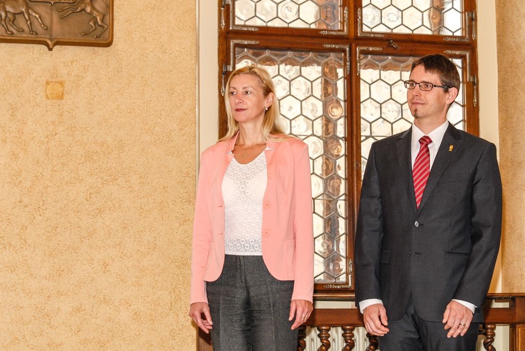 „Pro Plzeň je tento rok mimořádným, tím je mimořádným i pro nás,“ uvedla dnes (18.9.2015) první náměstkyně primátora města Regensburg Gertrud Maltz-Schwarzfischer při přijetí na radnici v Plzni, kam zavítala spolu s náměstkem Jürgenem Hubrem a téměř 60 zaměstnanci řezenského magistrátu. Za Plzeň delegaci přivítali náměstci Pavel Kotas a Eva Herinková.