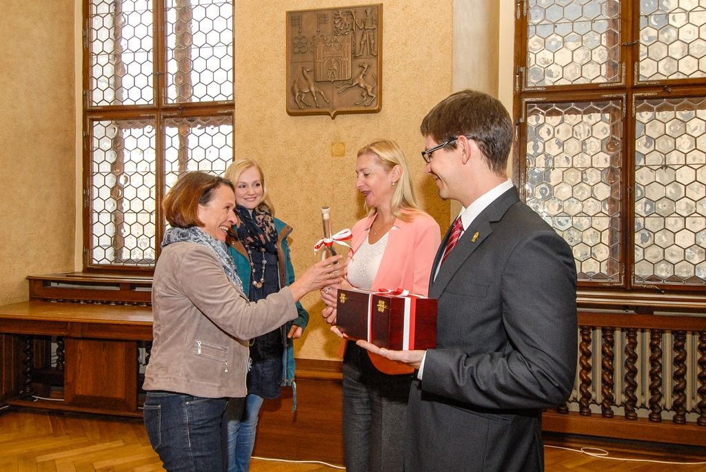 „Pro Plzeň je tento rok mimořádným, tím je mimořádným i pro nás,“ uvedla dnes (18.9.2015) první náměstkyně primátora města Regensburg Gertrud Maltz-Schwarzfischer při přijetí na radnici v Plzni, kam zavítala spolu s náměstkem Jürgenem Hubrem a téměř 60 zaměstnanci řezenského magistrátu. Za Plzeň delegaci přivítali náměstci Pavel Kotas a Eva Herinková.