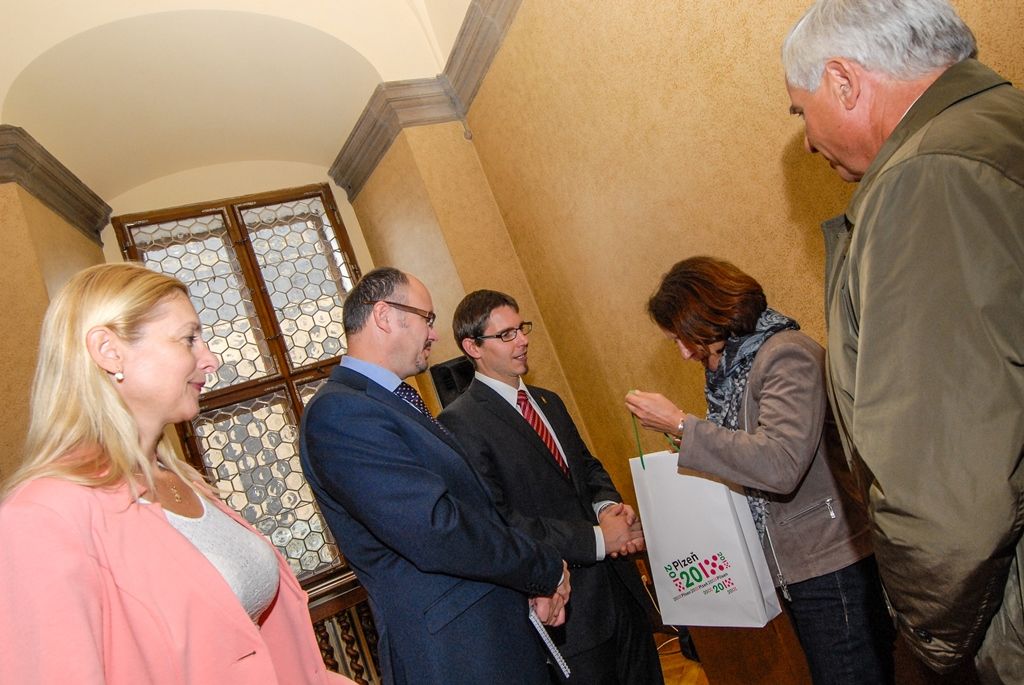 „Pro Plzeň je tento rok mimořádným, tím je mimořádným i pro nás,“ uvedla dnes (18.9.2015) první náměstkyně primátora města Regensburg Gertrud Maltz-Schwarzfischer při přijetí na radnici v Plzni, kam zavítala spolu s náměstkem Jürgenem Hubrem a téměř 60 zaměstnanci řezenského magistrátu. Za Plzeň delegaci přivítali náměstci Pavel Kotas a Eva Herinková.