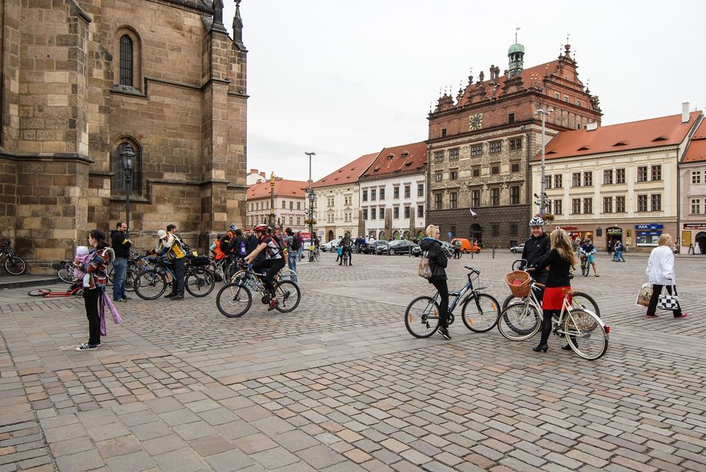 Několik stovek účastníků, včetně náměstků primátora Pavla Kotase a Petra Náhlíka, se v úterý 22. září 2015 zapojilo do Velké plzeňské podzimní cyklojízdy. Tu pořádala iniciativa Plzeň na kole, symbolicky vybrala datum spojené s oslavou Světového dne bez aut.