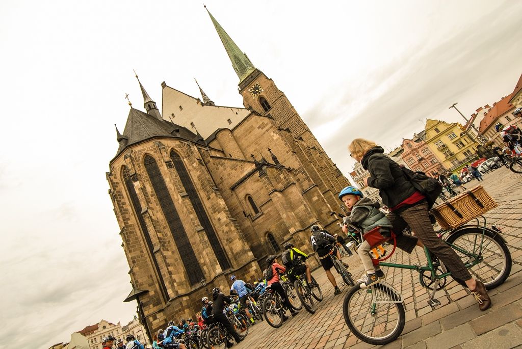 Několik stovek účastníků, včetně náměstků primátora Pavla Kotase a Petra Náhlíka, se v úterý 22. září 2015 zapojilo do Velké plzeňské podzimní cyklojízdy. Tu pořádala iniciativa Plzeň na kole, symbolicky vybrala datum spojené s oslavou Světového dne bez aut.