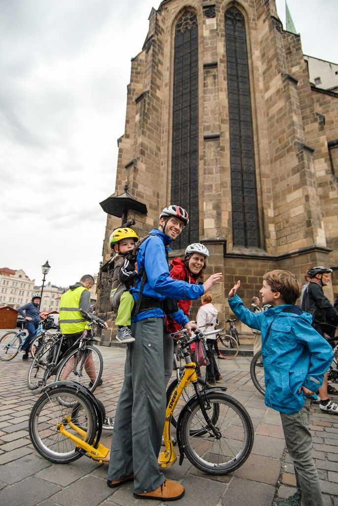 Několik stovek účastníků, včetně náměstků primátora Pavla Kotase a Petra Náhlíka, se v úterý 22. září 2015 zapojilo do Velké plzeňské podzimní cyklojízdy. Tu pořádala iniciativa Plzeň na kole, symbolicky vybrala datum spojené s oslavou Světového dne bez aut.