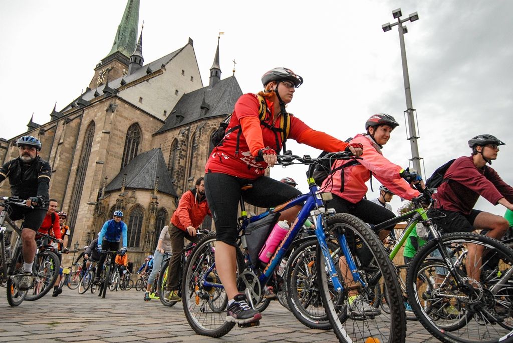 Několik stovek účastníků, včetně náměstků primátora Pavla Kotase a Petra Náhlíka, se v úterý 22. září 2015 zapojilo do Velké plzeňské podzimní cyklojízdy. Tu pořádala iniciativa Plzeň na kole, symbolicky vybrala datum spojené s oslavou Světového dne bez aut.