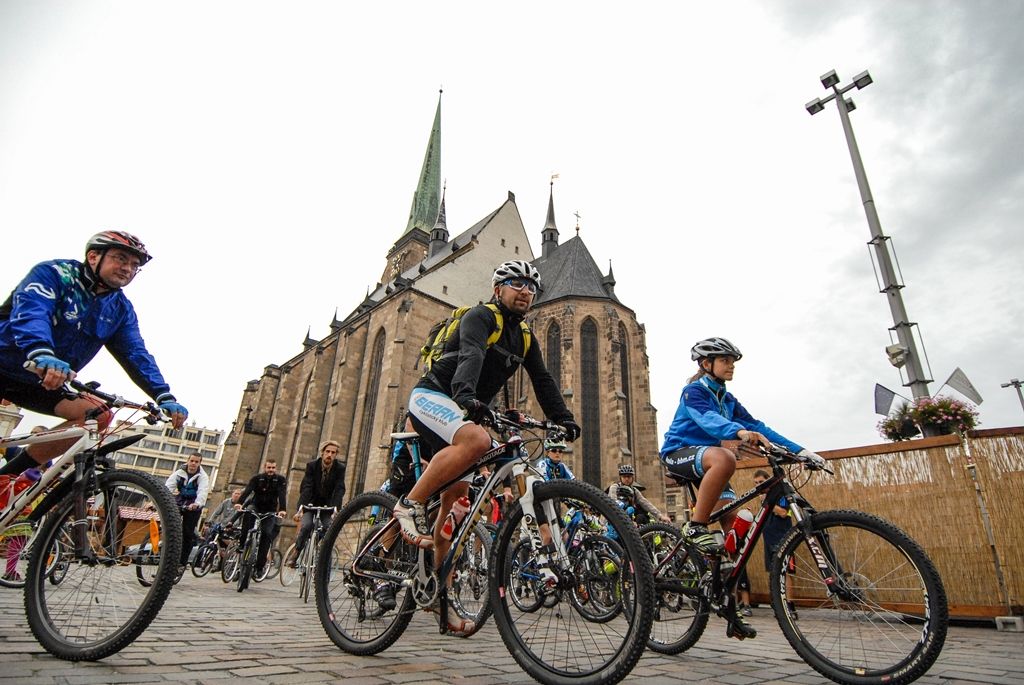 Několik stovek účastníků, včetně náměstků primátora Pavla Kotase a Petra Náhlíka, se v úterý 22. září 2015 zapojilo do Velké plzeňské podzimní cyklojízdy. Tu pořádala iniciativa Plzeň na kole, symbolicky vybrala datum spojené s oslavou Světového dne bez aut.