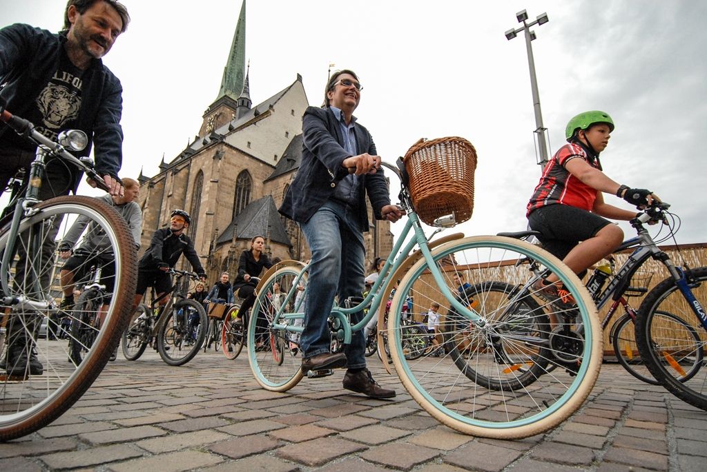 Několik stovek účastníků, včetně náměstků primátora Pavla Kotase a Petra Náhlíka, se v úterý 22. září 2015 zapojilo do Velké plzeňské podzimní cyklojízdy. Tu pořádala iniciativa Plzeň na kole, symbolicky vybrala datum spojené s oslavou Světového dne bez aut.
