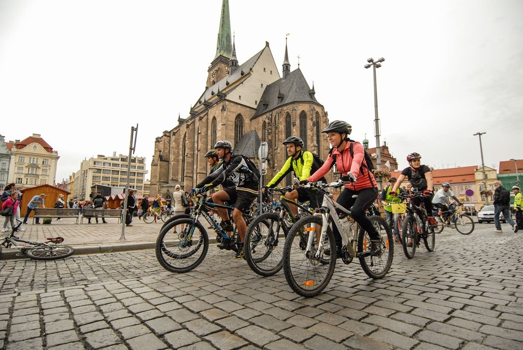 Několik stovek účastníků, včetně náměstků primátora Pavla Kotase a Petra Náhlíka, se v úterý 22. září 2015 zapojilo do Velké plzeňské podzimní cyklojízdy. Tu pořádala iniciativa Plzeň na kole, symbolicky vybrala datum spojené s oslavou Světového dne bez aut.