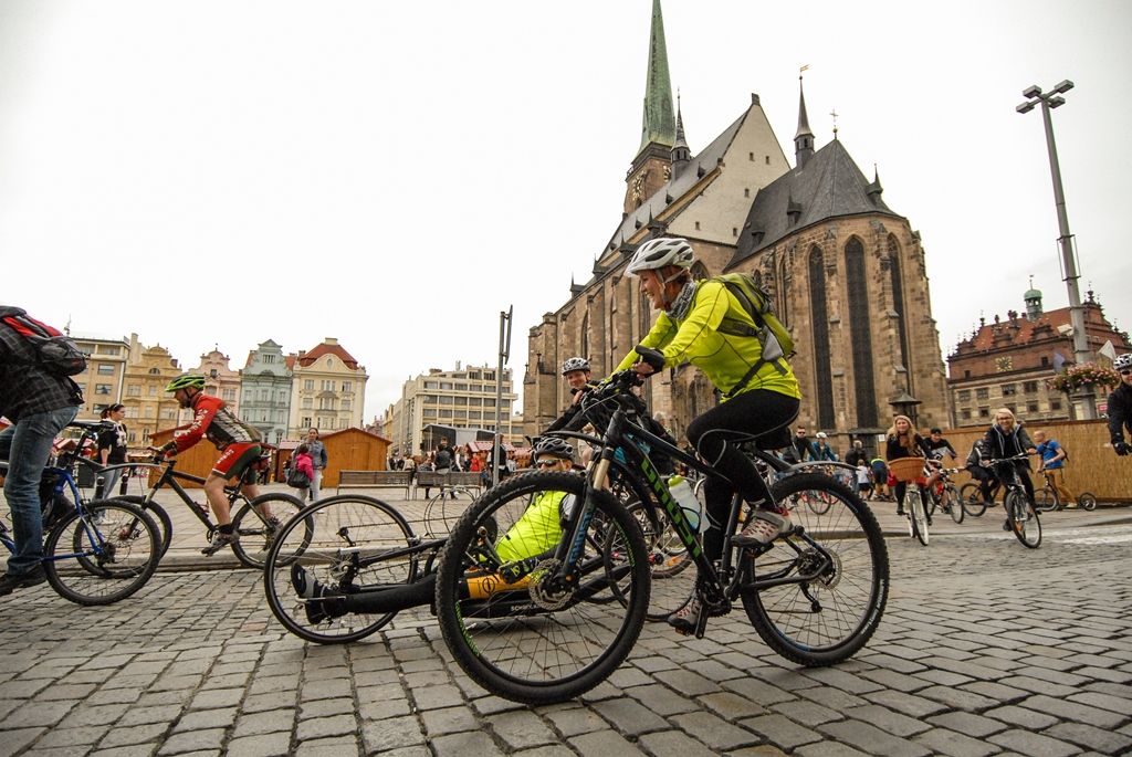 Několik stovek účastníků, včetně náměstků primátora Pavla Kotase a Petra Náhlíka, se v úterý 22. září 2015 zapojilo do Velké plzeňské podzimní cyklojízdy. Tu pořádala iniciativa Plzeň na kole, symbolicky vybrala datum spojené s oslavou Světového dne bez aut.