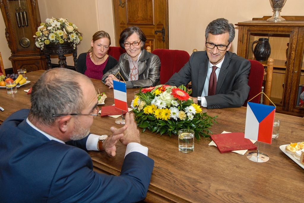 Francouzský velvyslance navštívil plzeňskou radnici ve čtvrtek 24.9.2015 v doprovodu několika dalších hostů. Na radnici je přijal primátor města Plzně Martin Zrzavecký.