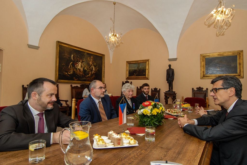 Francouzský velvyslance navštívil plzeňskou radnici ve čtvrtek 24.9.2015 v doprovodu několika dalších hostů. Na radnici je přijal primátor města Plzně Martin Zrzavecký.