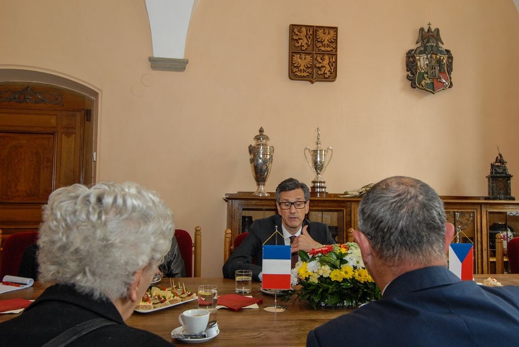 Francouzský velvyslance navštívil plzeňskou radnici ve čtvrtek 24.9.2015 v doprovodu několika dalších hostů. Na radnici je přijal primátor města Plzně Martin Zrzavecký.