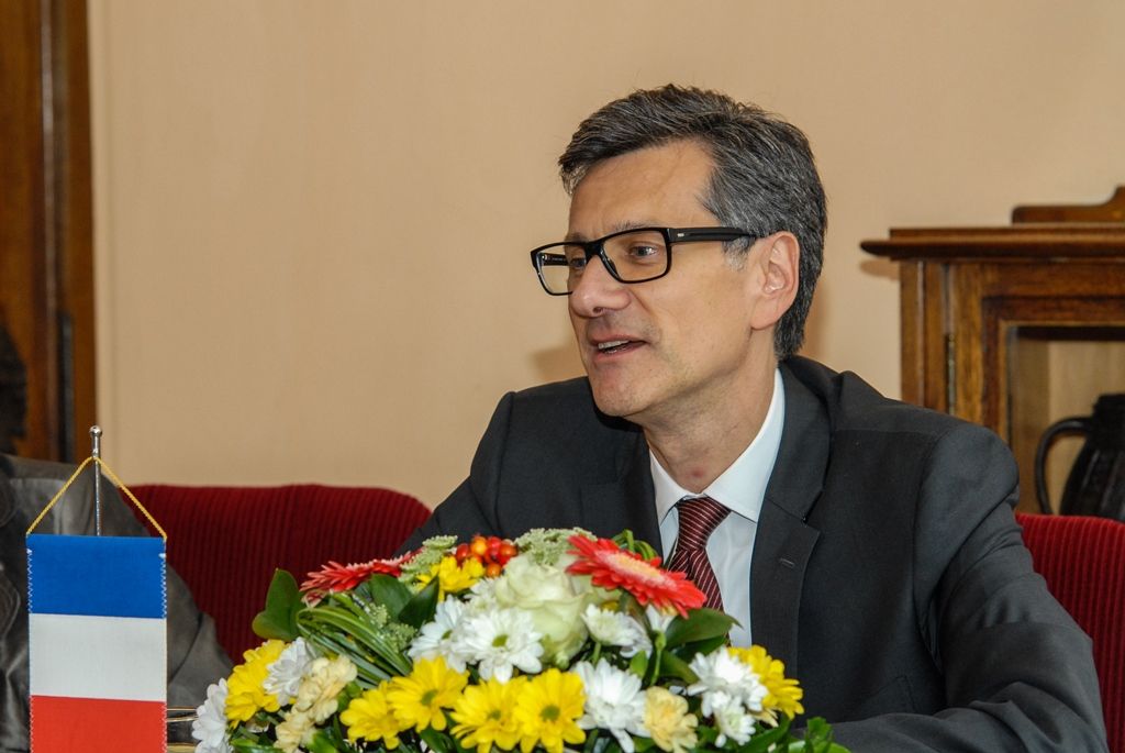 Francouzský velvyslance navštívil plzeňskou radnici ve čtvrtek 24.9.2015 v doprovodu několika dalších hostů. Na radnici je přijal primátor města Plzně Martin Zrzavecký.