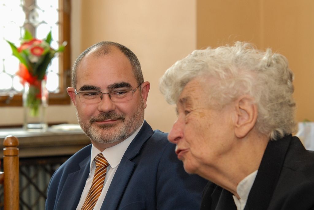 Francouzský velvyslance navštívil plzeňskou radnici ve čtvrtek 24.9.2015 v doprovodu několika dalších hostů. Na radnici je přijal primátor města Plzně Martin Zrzavecký.