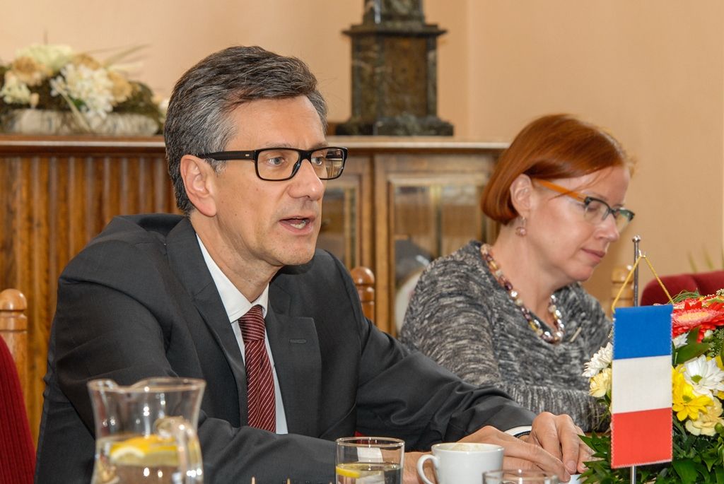 Francouzský velvyslance navštívil plzeňskou radnici ve čtvrtek 24.9.2015 v doprovodu několika dalších hostů. Na radnici je přijal primátor města Plzně Martin Zrzavecký.