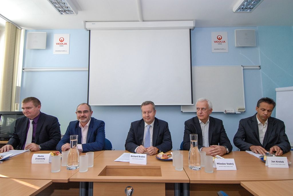 Město Plzeň dokončuje jednu z největších investic v oblasti vodohospodářské infrastruktury. Rekonstrukce a modernizace úpravny vody na Homolce za 1,09 miliardy korun včetně DPH zajistí občanům vysoce kvalitní pitnou vodu zbavenou pesticidů a stanoví výkon zařízení až na tisíc litrů za sekundu. Po dvou letech od zahájení prací byla nyní úpravna uvedena do zkušebního provozu, kolaudace je v plánu v březnu 2016. V oblasti vodohospodářské infrastruktury město Plzeň za finanční podpory Evropské unie už zrealizovalo projekty za několik miliard korun. (29.9.2015)