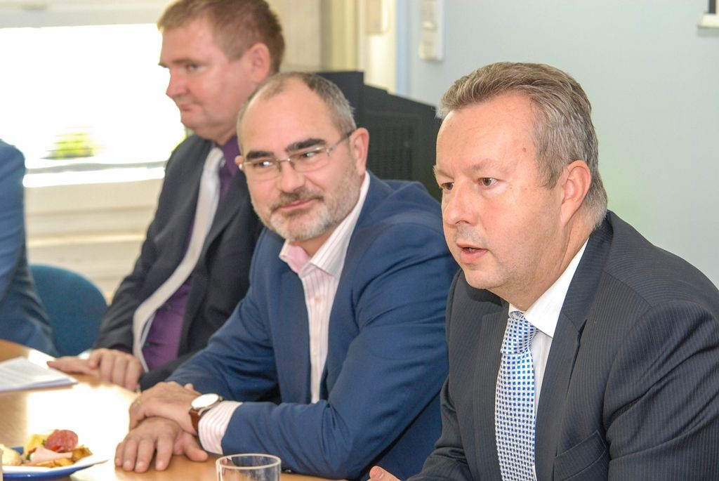 Město Plzeň dokončuje jednu z největších investic v oblasti vodohospodářské infrastruktury. Rekonstrukce a modernizace úpravny vody na Homolce za 1,09 miliardy korun včetně DPH zajistí občanům vysoce kvalitní pitnou vodu zbavenou pesticidů a stanoví výkon zařízení až na tisíc litrů za sekundu. Po dvou letech od zahájení prací byla nyní úpravna uvedena do zkušebního provozu, kolaudace je v plánu v březnu 2016. V oblasti vodohospodářské infrastruktury město Plzeň za finanční podpory Evropské unie už zrealizovalo projekty za několik miliard korun. (29.9.2015)