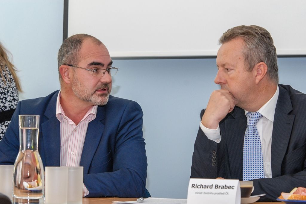 Město Plzeň dokončuje jednu z největších investic v oblasti vodohospodářské infrastruktury. Rekonstrukce a modernizace úpravny vody na Homolce za 1,09 miliardy korun včetně DPH zajistí občanům vysoce kvalitní pitnou vodu zbavenou pesticidů a stanoví výkon zařízení až na tisíc litrů za sekundu. Po dvou letech od zahájení prací byla nyní úpravna uvedena do zkušebního provozu, kolaudace je v plánu v březnu 2016. V oblasti vodohospodářské infrastruktury město Plzeň za finanční podpory Evropské unie už zrealizovalo projekty za několik miliard korun. (29.9.2015)
