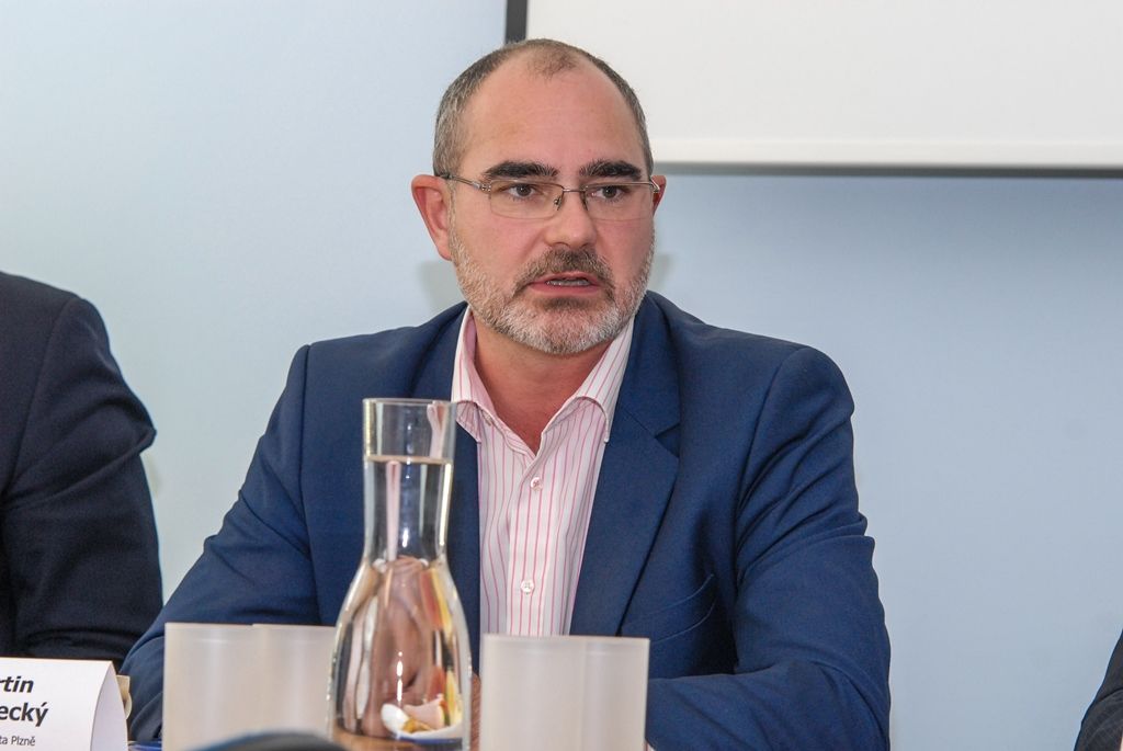 Město Plzeň dokončuje jednu z největších investic v oblasti vodohospodářské infrastruktury. Rekonstrukce a modernizace úpravny vody na Homolce za 1,09 miliardy korun včetně DPH zajistí občanům vysoce kvalitní pitnou vodu zbavenou pesticidů a stanoví výkon zařízení až na tisíc litrů za sekundu. Po dvou letech od zahájení prací byla nyní úpravna uvedena do zkušebního provozu, kolaudace je v plánu v březnu 2016. V oblasti vodohospodářské infrastruktury město Plzeň za finanční podpory Evropské unie už zrealizovalo projekty za několik miliard korun. (29.9.2015)