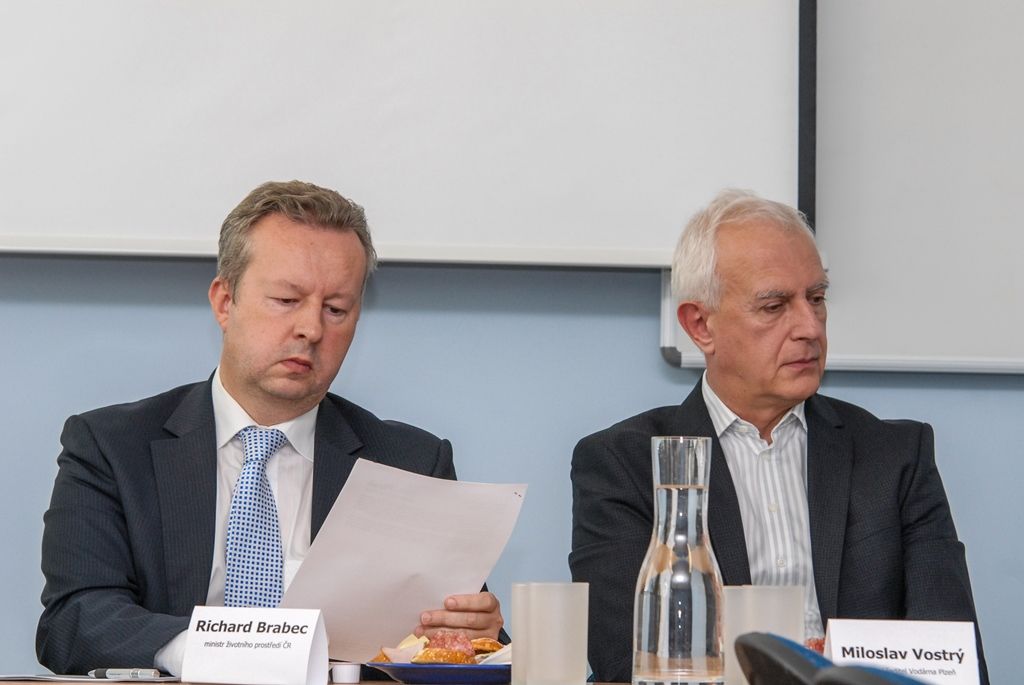 Město Plzeň dokončuje jednu z největších investic v oblasti vodohospodářské infrastruktury. Rekonstrukce a modernizace úpravny vody na Homolce za 1,09 miliardy korun včetně DPH zajistí občanům vysoce kvalitní pitnou vodu zbavenou pesticidů a stanoví výkon zařízení až na tisíc litrů za sekundu. Po dvou letech od zahájení prací byla nyní úpravna uvedena do zkušebního provozu, kolaudace je v plánu v březnu 2016. V oblasti vodohospodářské infrastruktury město Plzeň za finanční podpory Evropské unie už zrealizovalo projekty za několik miliard korun. (29.9.2015)