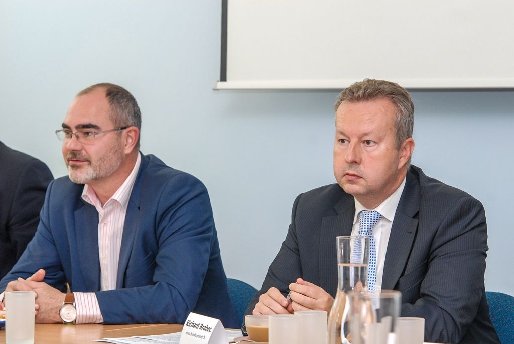 Město Plzeň dokončuje jednu z největších investic v oblasti vodohospodářské infrastruktury. Rekonstrukce a modernizace úpravny vody na Homolce za 1,09 miliardy korun včetně DPH zajistí občanům vysoce kvalitní pitnou vodu zbavenou pesticidů a stanoví výkon zařízení až na tisíc litrů za sekundu. Po dvou letech od zahájení prací byla nyní úpravna uvedena do zkušebního provozu, kolaudace je v plánu v březnu 2016. V oblasti vodohospodářské infrastruktury město Plzeň za finanční podpory Evropské unie už zrealizovalo projekty za několik miliard korun. (29.9.2015)