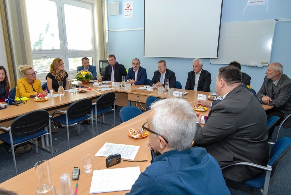 Město Plzeň dokončuje jednu z největších investic v oblasti vodohospodářské infrastruktury. Rekonstrukce a modernizace úpravny vody na Homolce za 1,09 miliardy korun včetně DPH zajistí občanům vysoce kvalitní pitnou vodu zbavenou pesticidů a stanoví výkon zařízení až na tisíc litrů za sekundu. Po dvou letech od zahájení prací byla nyní úpravna uvedena do zkušebního provozu, kolaudace je v plánu v březnu 2016. V oblasti vodohospodářské infrastruktury město Plzeň za finanční podpory Evropské unie už zrealizovalo projekty za několik miliard korun. (29.9.2015)