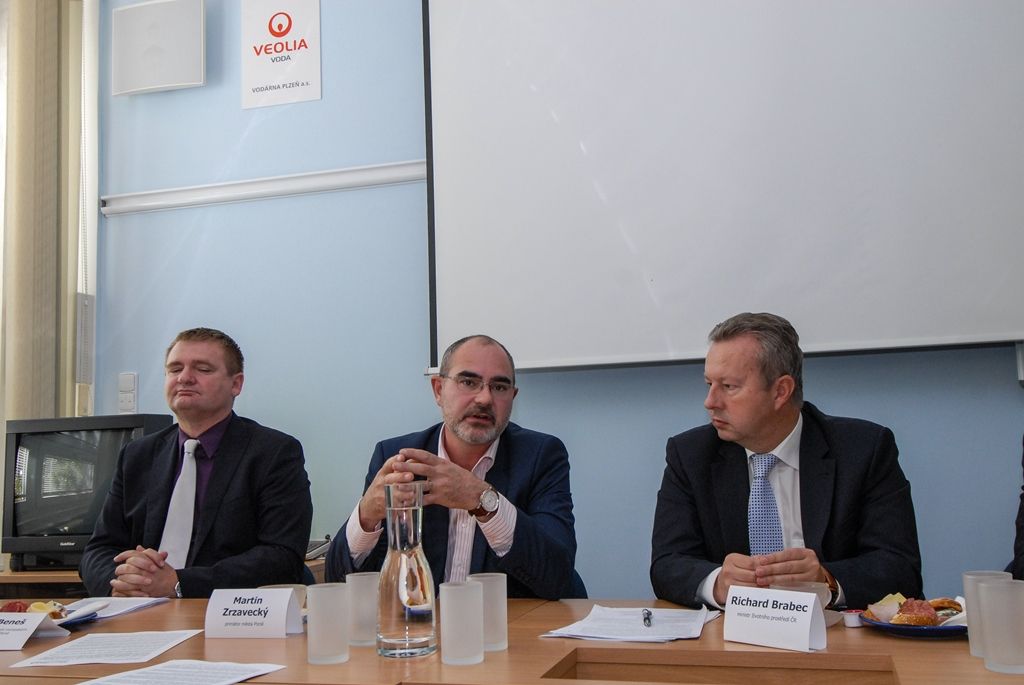 Město Plzeň dokončuje jednu z největších investic v oblasti vodohospodářské infrastruktury. Rekonstrukce a modernizace úpravny vody na Homolce za 1,09 miliardy korun včetně DPH zajistí občanům vysoce kvalitní pitnou vodu zbavenou pesticidů a stanoví výkon zařízení až na tisíc litrů za sekundu. Po dvou letech od zahájení prací byla nyní úpravna uvedena do zkušebního provozu, kolaudace je v plánu v březnu 2016. V oblasti vodohospodářské infrastruktury město Plzeň za finanční podpory Evropské unie už zrealizovalo projekty za několik miliard korun. (29.9.2015)