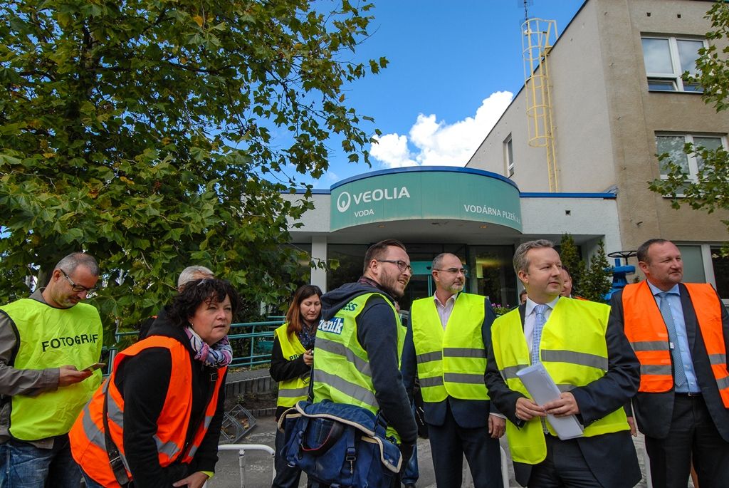 Město Plzeň dokončuje jednu z největších investic v oblasti vodohospodářské infrastruktury. Rekonstrukce a modernizace úpravny vody na Homolce za 1,09 miliardy korun včetně DPH zajistí občanům vysoce kvalitní pitnou vodu zbavenou pesticidů a stanoví výkon zařízení až na tisíc litrů za sekundu. Po dvou letech od zahájení prací byla nyní úpravna uvedena do zkušebního provozu, kolaudace je v plánu v březnu 2016. V oblasti vodohospodářské infrastruktury město Plzeň za finanční podpory Evropské unie už zrealizovalo projekty za několik miliard korun. (29.9.2015)
