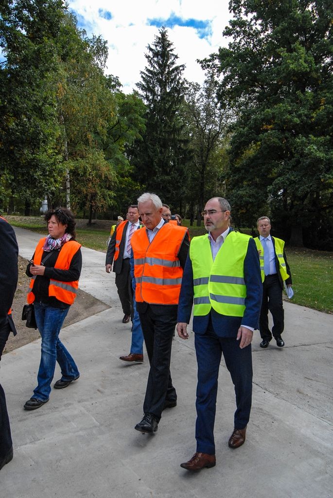 Město Plzeň dokončuje jednu z největších investic v oblasti vodohospodářské infrastruktury. Rekonstrukce a modernizace úpravny vody na Homolce za 1,09 miliardy korun včetně DPH zajistí občanům vysoce kvalitní pitnou vodu zbavenou pesticidů a stanoví výkon zařízení až na tisíc litrů za sekundu. Po dvou letech od zahájení prací byla nyní úpravna uvedena do zkušebního provozu, kolaudace je v plánu v březnu 2016. V oblasti vodohospodářské infrastruktury město Plzeň za finanční podpory Evropské unie už zrealizovalo projekty za několik miliard korun. (29.9.2015)