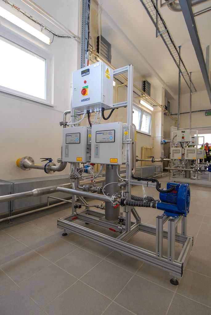Město Plzeň dokončuje jednu z největších investic v oblasti vodohospodářské infrastruktury. Rekonstrukce a modernizace úpravny vody na Homolce za 1,09 miliardy korun včetně DPH zajistí občanům vysoce kvalitní pitnou vodu zbavenou pesticidů a stanoví výkon zařízení až na tisíc litrů za sekundu. Po dvou letech od zahájení prací byla nyní úpravna uvedena do zkušebního provozu, kolaudace je v plánu v březnu 2016. V oblasti vodohospodářské infrastruktury město Plzeň za finanční podpory Evropské unie už zrealizovalo projekty za několik miliard korun. (29.9.2015)