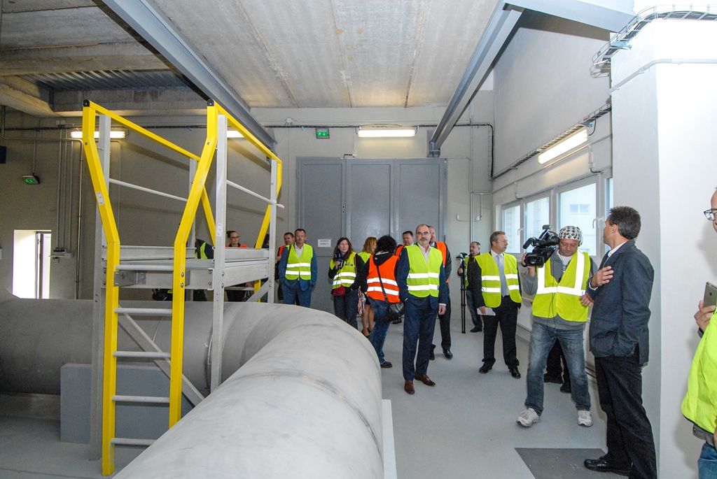 Město Plzeň dokončuje jednu z největších investic v oblasti vodohospodářské infrastruktury. Rekonstrukce a modernizace úpravny vody na Homolce za 1,09 miliardy korun včetně DPH zajistí občanům vysoce kvalitní pitnou vodu zbavenou pesticidů a stanoví výkon zařízení až na tisíc litrů za sekundu. Po dvou letech od zahájení prací byla nyní úpravna uvedena do zkušebního provozu, kolaudace je v plánu v březnu 2016. V oblasti vodohospodářské infrastruktury město Plzeň za finanční podpory Evropské unie už zrealizovalo projekty za několik miliard korun. (29.9.2015)