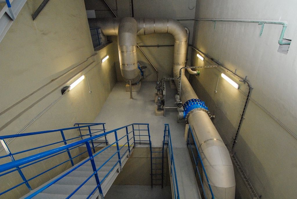 Město Plzeň dokončuje jednu z největších investic v oblasti vodohospodářské infrastruktury. Rekonstrukce a modernizace úpravny vody na Homolce za 1,09 miliardy korun včetně DPH zajistí občanům vysoce kvalitní pitnou vodu zbavenou pesticidů a stanoví výkon zařízení až na tisíc litrů za sekundu. Po dvou letech od zahájení prací byla nyní úpravna uvedena do zkušebního provozu, kolaudace je v plánu v březnu 2016. V oblasti vodohospodářské infrastruktury město Plzeň za finanční podpory Evropské unie už zrealizovalo projekty za několik miliard korun. (29.9.2015)