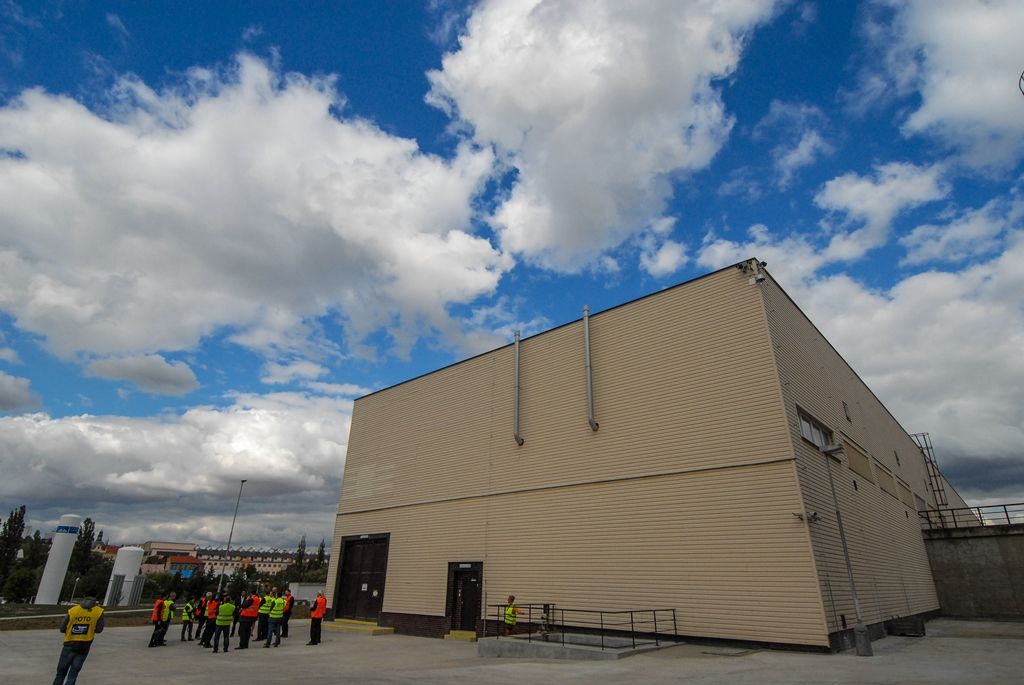 Město Plzeň dokončuje jednu z největších investic v oblasti vodohospodářské infrastruktury. Rekonstrukce a modernizace úpravny vody na Homolce za 1,09 miliardy korun včetně DPH zajistí občanům vysoce kvalitní pitnou vodu zbavenou pesticidů a stanoví výkon zařízení až na tisíc litrů za sekundu. Po dvou letech od zahájení prací byla nyní úpravna uvedena do zkušebního provozu, kolaudace je v plánu v březnu 2016. V oblasti vodohospodářské infrastruktury město Plzeň za finanční podpory Evropské unie už zrealizovalo projekty za několik miliard korun. (29.9.2015)
