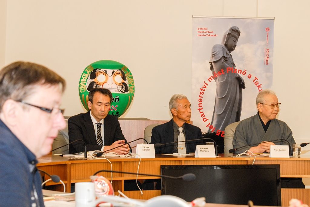 Týden dílen a přednášek s mistry tradičních japonských umění v oblasti kaligrafie, bonsaj, ikebany a čajového obřadu nabídne od 1. do 7. října Plzeň. Akce je hlavním bodem oslav 25 letého partnerství krajské metropole s více než devět tisíc kilometrů vzdáleným japonským Takasaki. Kromě kultury funguje spolupráce obou měst i v oblasti ekologie, v minulosti si samosprávy i občané také pomáhali při živelných katastrofách. (foto: 30.9.2015)