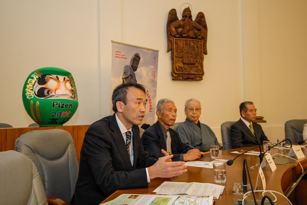 Týden dílen a přednášek s mistry tradičních japonských umění v oblasti kaligrafie, bonsaj, ikebany a čajového obřadu nabídne od 1. do 7. října Plzeň. Akce je hlavním bodem oslav 25 letého partnerství krajské metropole s více než devět tisíc kilometrů vzdáleným japonským Takasaki. Kromě kultury funguje spolupráce obou měst i v oblasti ekologie, v minulosti si samosprávy i občané také pomáhali při živelných katastrofách. (foto: 30.9.2015)
