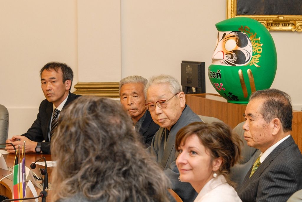 Týden dílen a přednášek s mistry tradičních japonských umění v oblasti kaligrafie, bonsaj, ikebany a čajového obřadu nabídne od 1. do 7. října Plzeň. Akce je hlavním bodem oslav 25 letého partnerství krajské metropole s více než devět tisíc kilometrů vzdáleným japonským Takasaki. Kromě kultury funguje spolupráce obou měst i v oblasti ekologie, v minulosti si samosprávy i občané také pomáhali při živelných katastrofách. (foto: 30.9.2015)