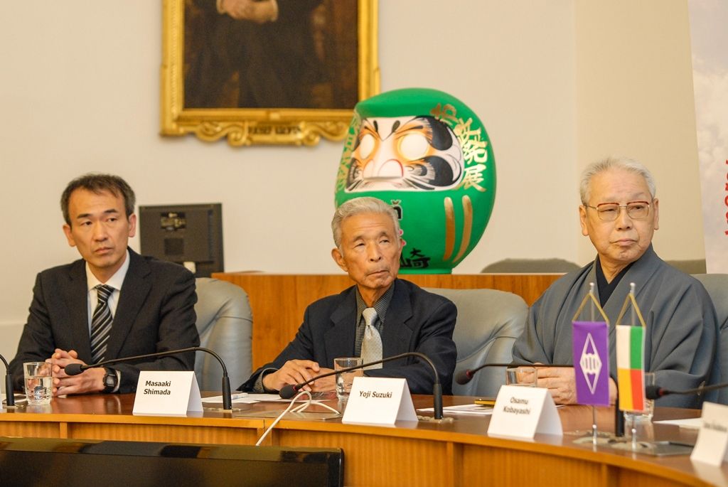 Týden dílen a přednášek s mistry tradičních japonských umění v oblasti kaligrafie, bonsaj, ikebany a čajového obřadu nabídne od 1. do 7. října Plzeň. Akce je hlavním bodem oslav 25 letého partnerství krajské metropole s více než devět tisíc kilometrů vzdáleným japonským Takasaki. Kromě kultury funguje spolupráce obou měst i v oblasti ekologie, v minulosti si samosprávy i občané také pomáhali při živelných katastrofách. (foto: 30.9.2015)