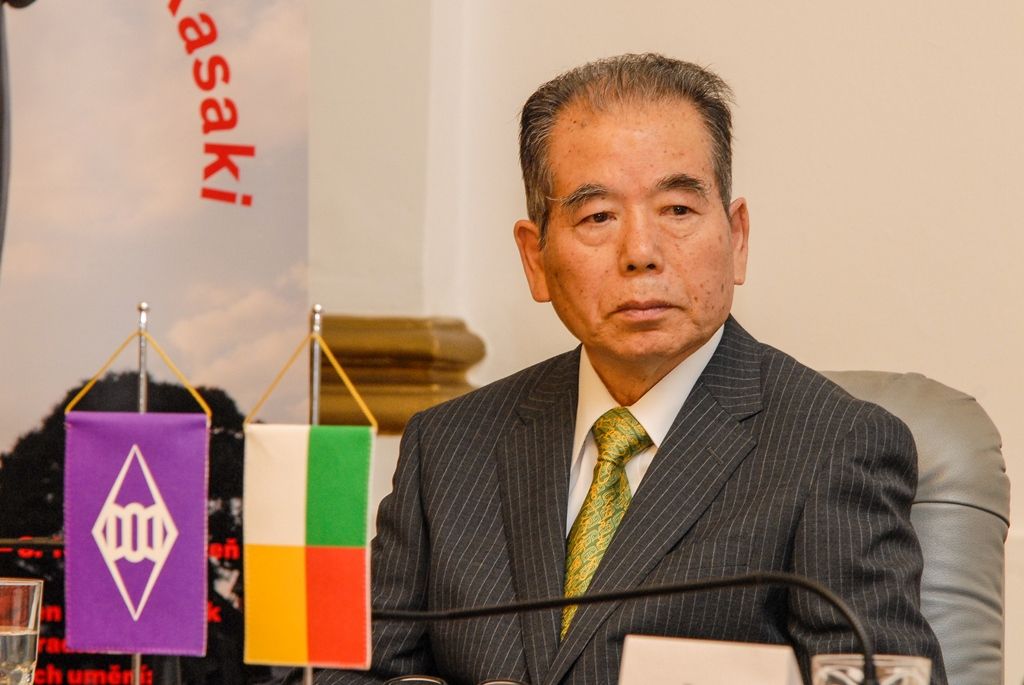 Týden dílen a přednášek s mistry tradičních japonských umění v oblasti kaligrafie, bonsaj, ikebany a čajového obřadu nabídne od 1. do 7. října Plzeň. Akce je hlavním bodem oslav 25 letého partnerství krajské metropole s více než devět tisíc kilometrů vzdáleným japonským Takasaki. Kromě kultury funguje spolupráce obou měst i v oblasti ekologie, v minulosti si samosprávy i občané také pomáhali při živelných katastrofách. (foto: 30.9.2015)